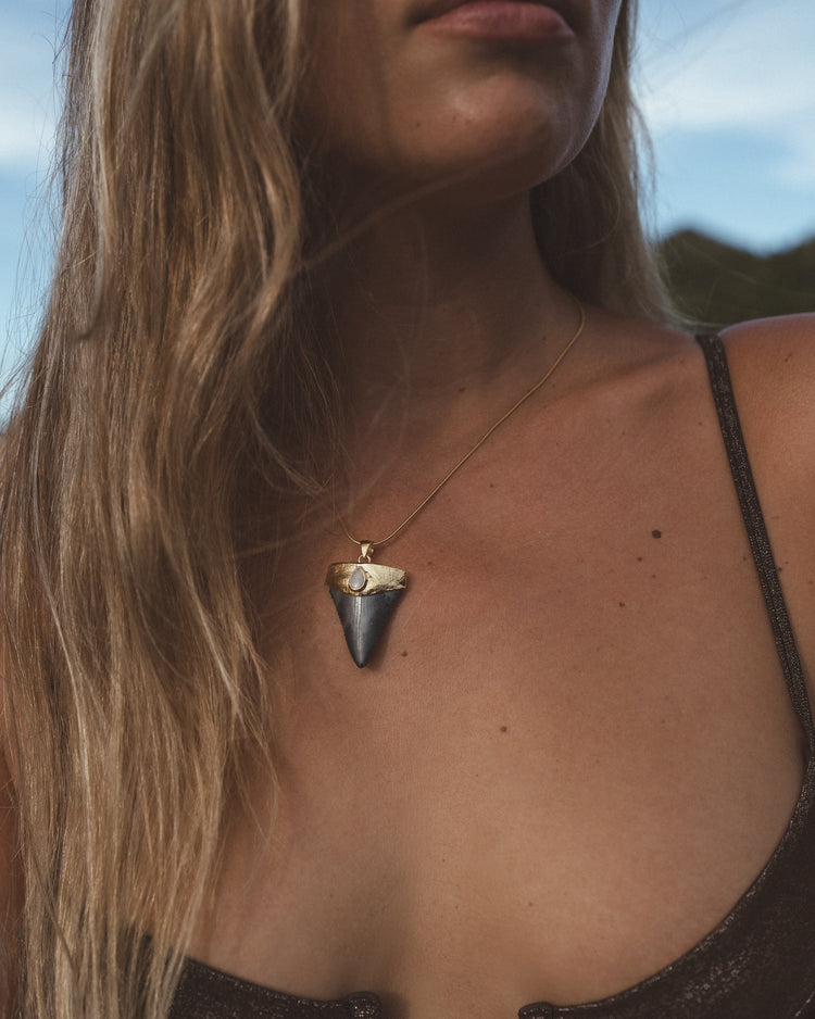 gold opal mana necklace