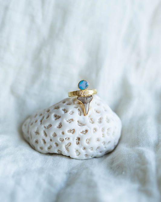 gold opal crest ring size 7