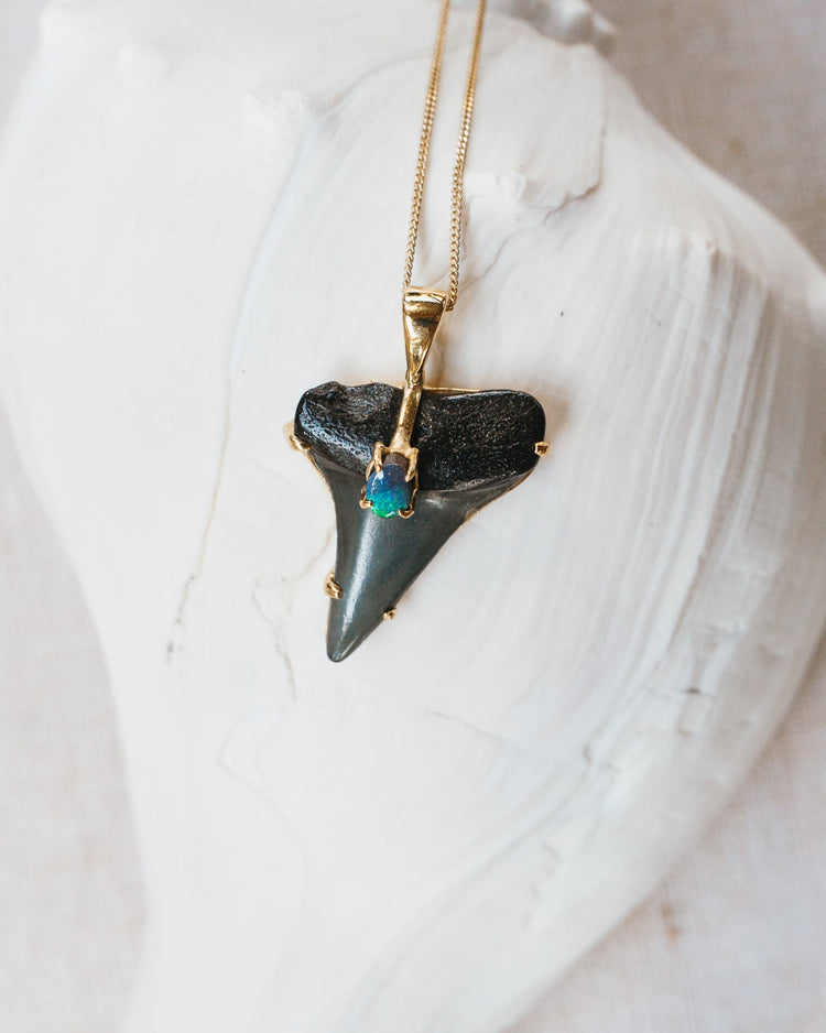 gold abyssal necklace