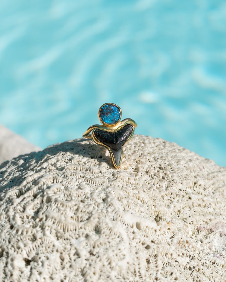 gold opal crest ring size 6.5