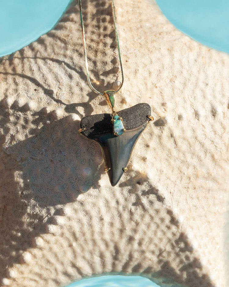 gold abyssal necklace