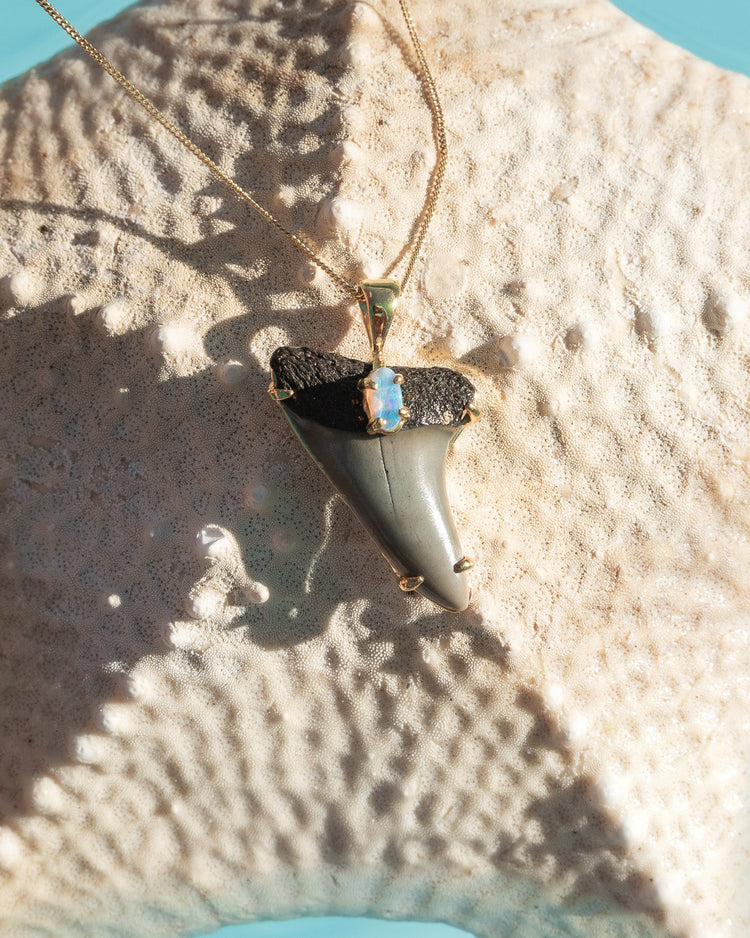 gold abyssal necklace